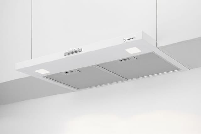 Keittiön kaapistoon asennettu Electrolux-liesituuletin