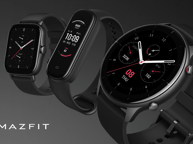 Tre olika svarta Amazfit klockor med färg på displayen och logotyp nere i hörnet. 