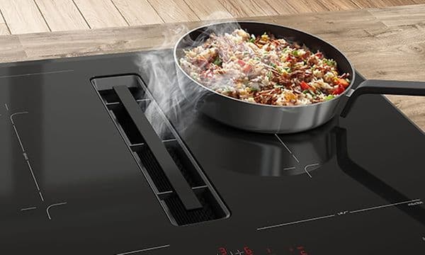 Bosch kokeplate med integrert ventilator brukt for å lage gryterett.