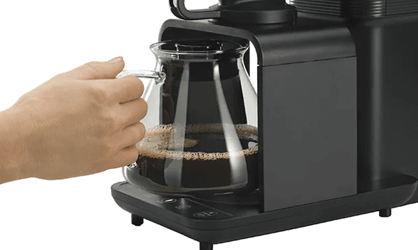 En hand och Melitta EPOUR kaffebryggare 