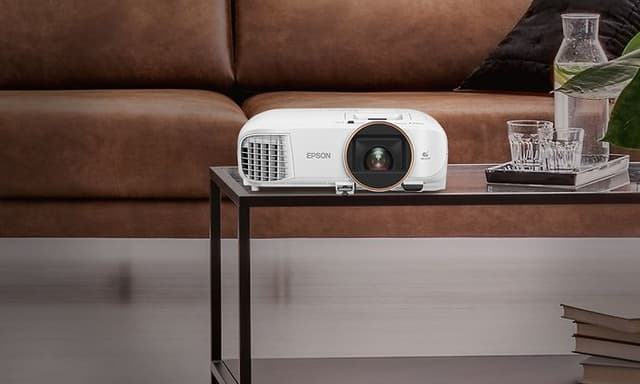 Epson projektor på bord foran sofa