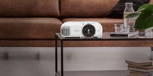 Epson projektor på bord foran sofa