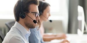 Kundeservicemedarbeider i samtale med kunde