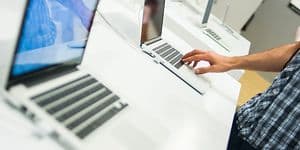 Person som ser på en PC i en butikk
