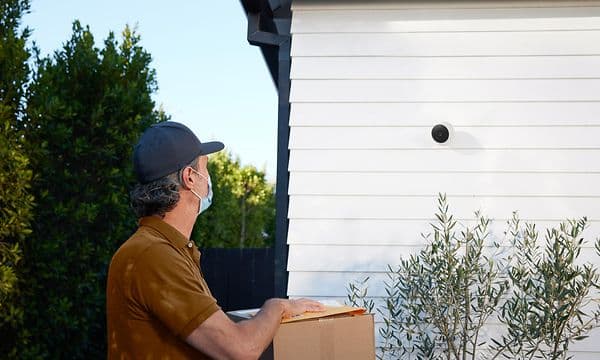 bud ser på Nest Cam på husvegg