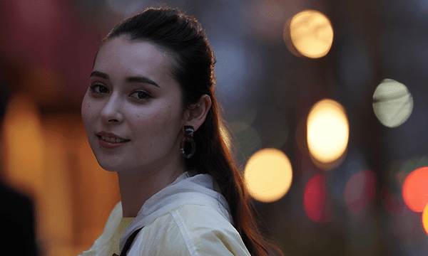 Kvinna med bokeh i bakgrunden