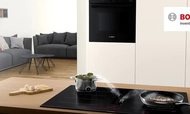 Bosch-keittotaso sisäänrakennetulla liesituulettimella ja ruokaa valmistumassa