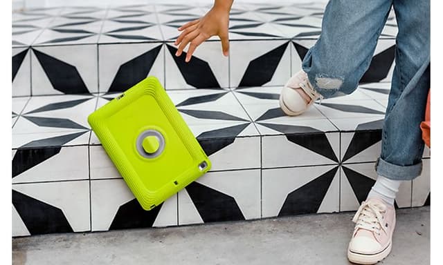 Surfplatta med Defender Series-fodral som tappas i en trappa