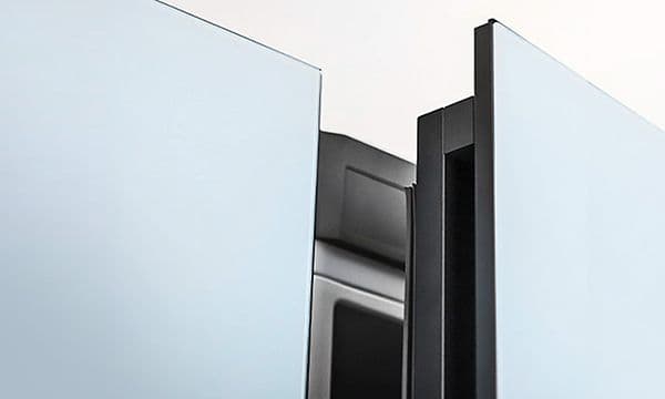 Nærbilde av åpen kjøleskapsdør