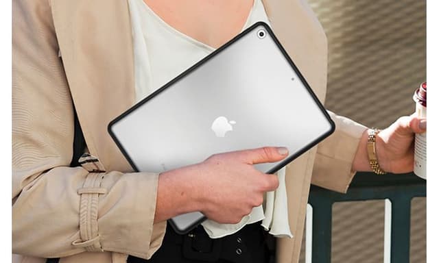 kvinne holder et Protective React-deksel