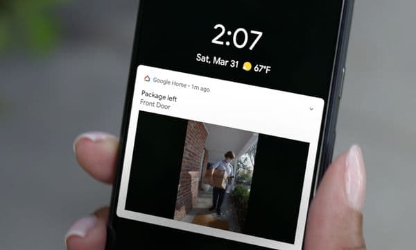 Skærm på mobilen viser pakkemand ved hoveddøren