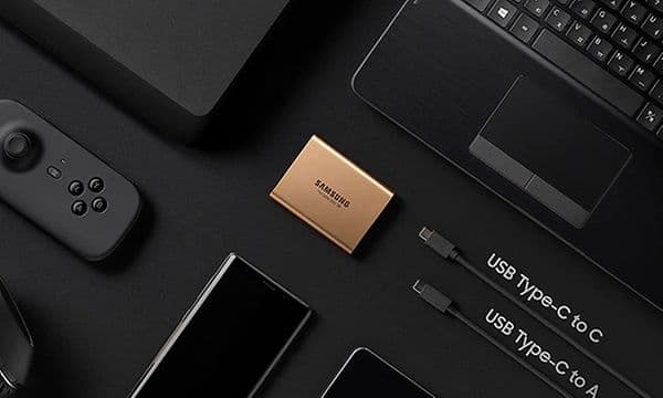 Samsung SSD med mange andre elektroniske enheter rundt