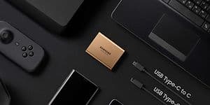 Samsung SSD med mange andre elektroniske enheter rundt