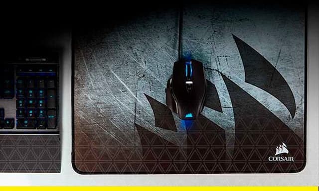 Närbild på Corsair-musmatta och mus i svart färg med blått ljus. 