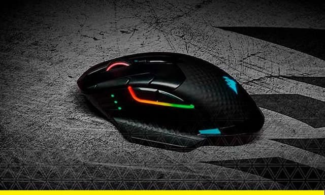Närbild på Corsair-gamingmus i svart färg med ljus i olika färg. 