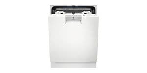 Vit diskmaskin från Electrolux med halvt öppen lucka. 