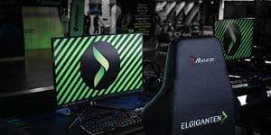 Näyttö ja pelituoli sekä Gigantin logo