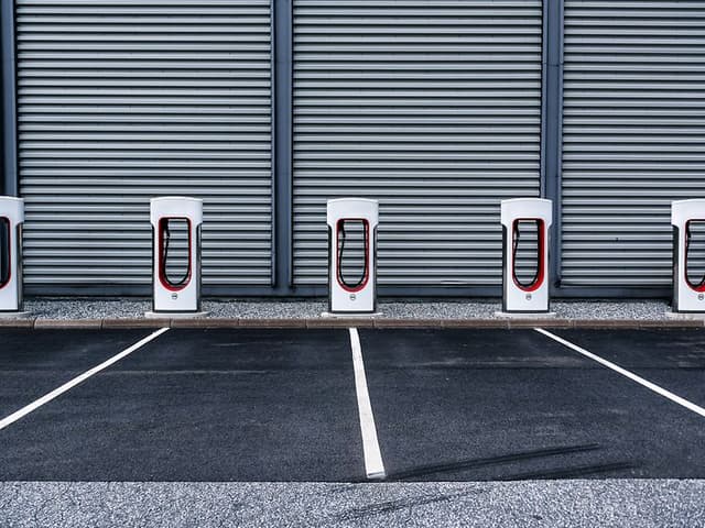 Laddningsstationer i rad på en parkeringsplats