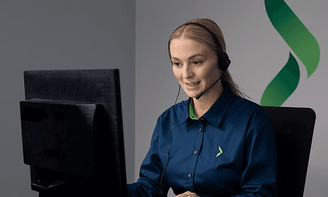 Comercial services - Services - CCC worker answering a call