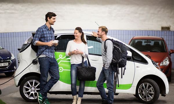 MDA-Elektriske billadere- Tre personer som står foran en elbil i et parkeringshus (1)