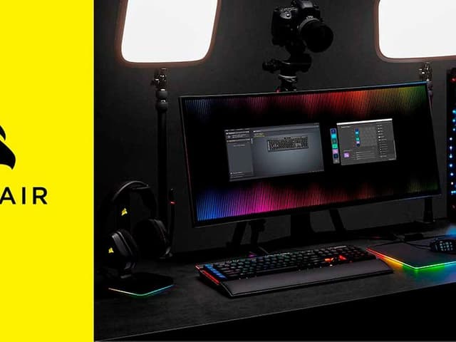 Gaming-tastatur ved siden af et Corsair-banner