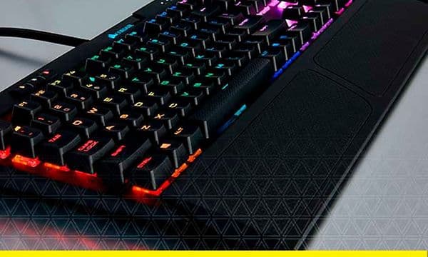 Nærbillede af et gaming-tastatur