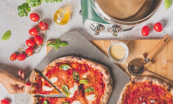 Pizza på et bord
