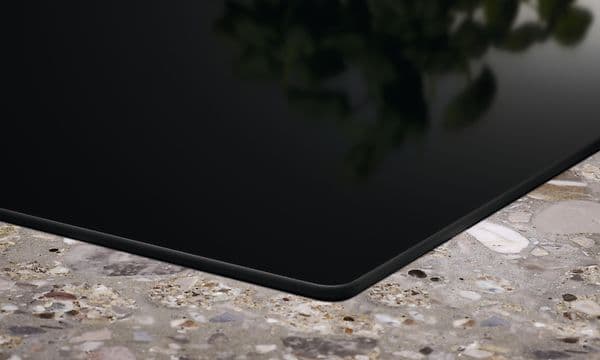 nærbilde av Electrolux platetopp og en kjøkkenbenk