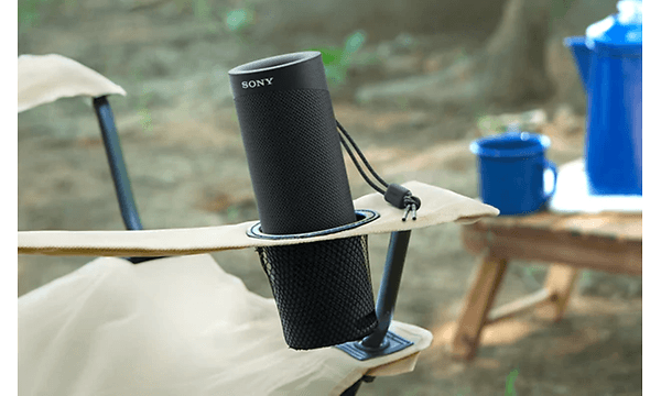 Sony SRS XB23 i en festivalstol