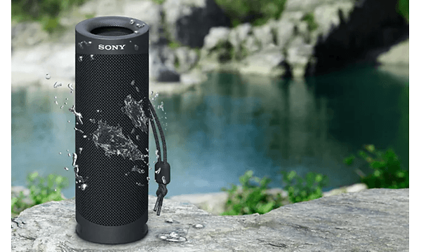 svart Sony SRS XB23 ved siden av vann
