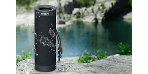 svart Sony SRS XB23 ved siden av vann