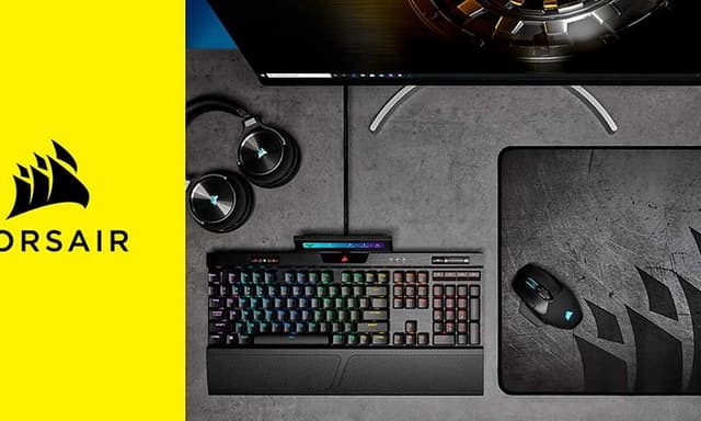 Pelitietokone Corsair-pelinäppäimistöllä ja -hiirimatolla ylhäältä kuvattuna