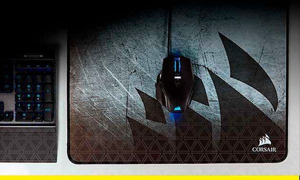 Lähikuva Corsair-pelihiirestä ja -hiirimatosta