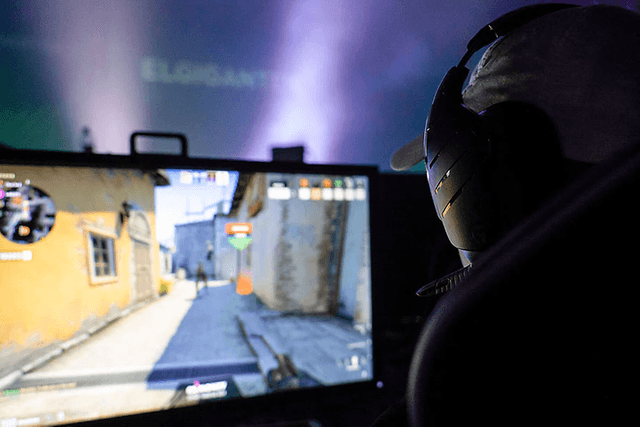 Gaming - En person som sitter framför en gamingdator.