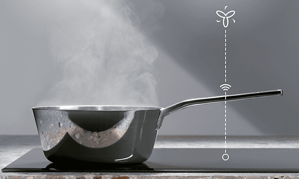  Saucepan on induction hob
