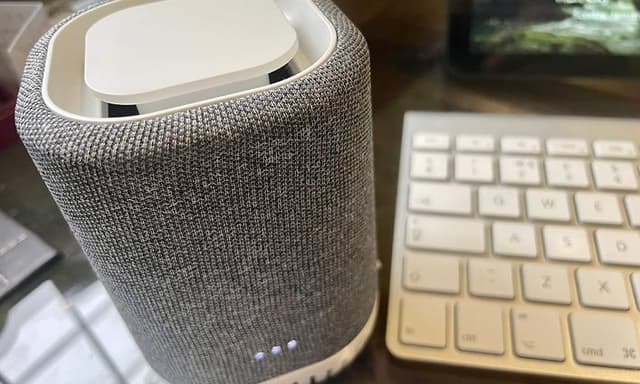 Aura Air mini luftrenser ved siden av et tastatur på et skrivebord