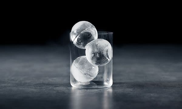 Tre runde isterninger i et glas