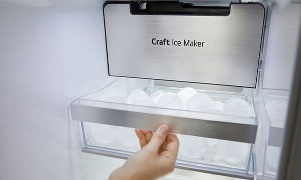 Jääkaapit - LG Craft Ice - käsi ja jääpaloja