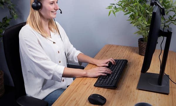 Kvinde på hjemmekontor med IRIS konferencesystem