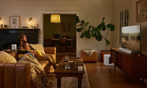 Par ser tv med Sonos Beam soundbar i stuen