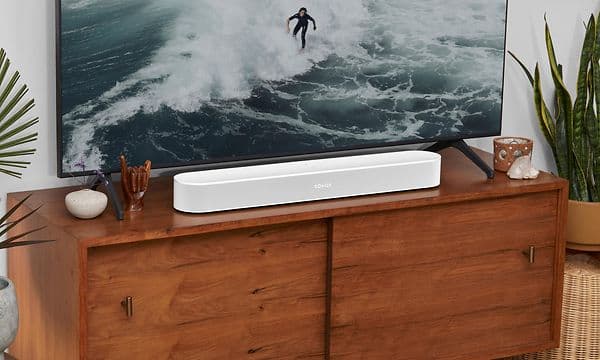 Sonos Beam Gen 2 soundbar og tv med surfer på