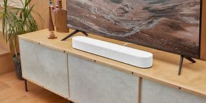 Hvid Sonos Beam Gen 2 soundbar under tv