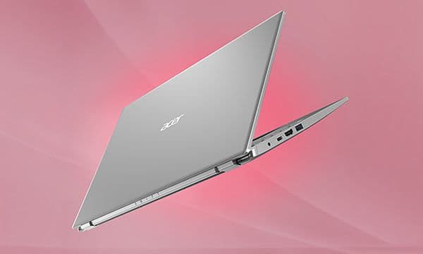 Acer Swift 3 vaaleanpunaista taustaa vasten.