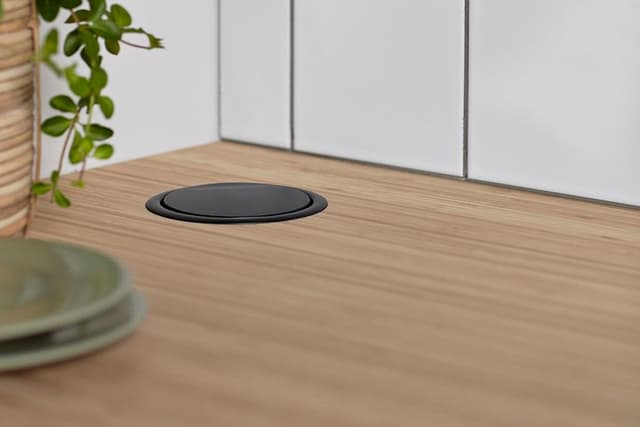 EVOLine Port -pistorasia upotettuna keittiön työtasoon