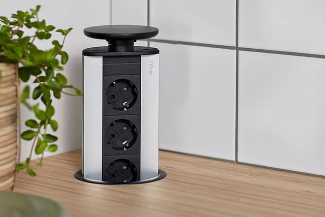Keittiön työtasoon upotettu EVOLine Port -pistorasia nostettuna puoliksi ylös 