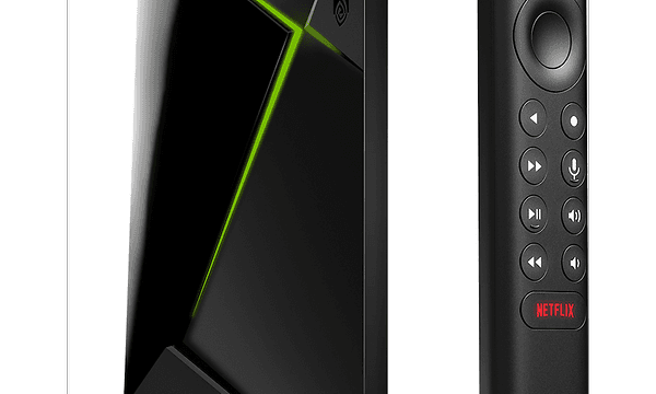 Svart Nvidia shield TV-pro media med grönt ljus tvärs över och fjärrkontroll som står bredvid. 