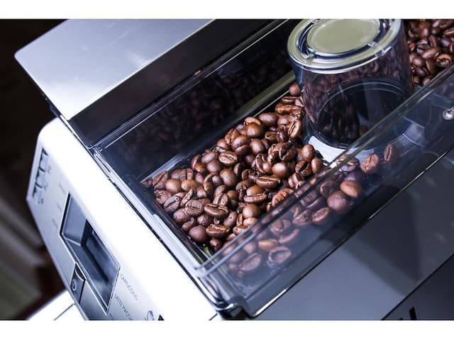 Kaffebønner i en kaffemaskine