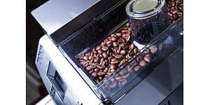 Kaffebønner i en kaffemaskine