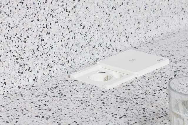 Hvit EVOLine Square80 stikkontakt på kjøkkenbenk