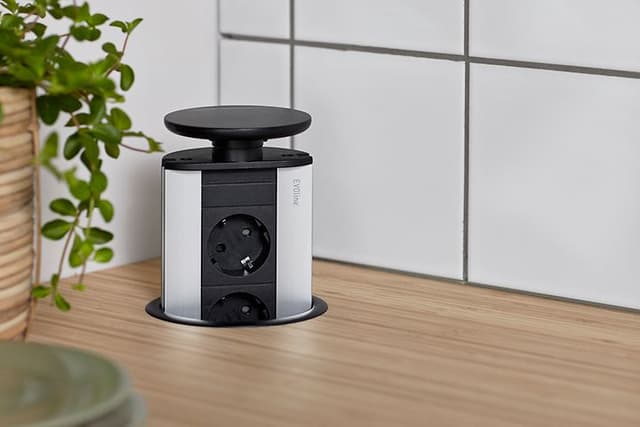 EVOLine uttag  delvis upphöjt från köksbänkskivan.